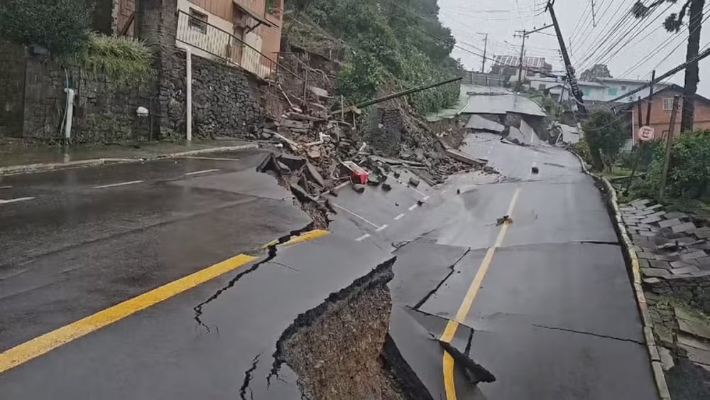 Rua desmorona em Gramado, na Serra Gaúcha, após fortes chuvas