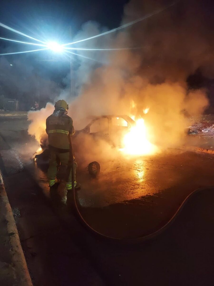 Motorista bêbado atropela crianças e foge sem prestar socorro; carro é incendiado por populares