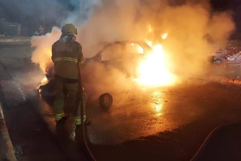 Motorista bêbado atropela crianças e foge sem prestar socorro; carro é incendiado por populares