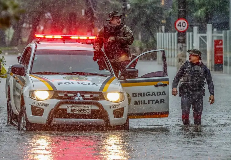 Porto Alegre enfrenta chuva forte e bairro Menino Deus volta a alagar