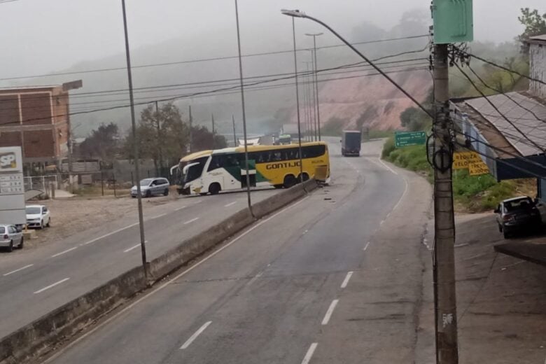 Ônibus volta de ré, bate em mureta e interdita pista da BR-381