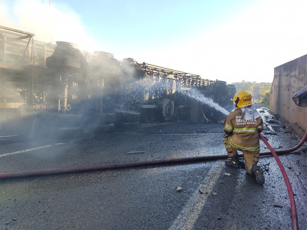 Carreta tomba e pega fogo na BR-050; veja o vídeo