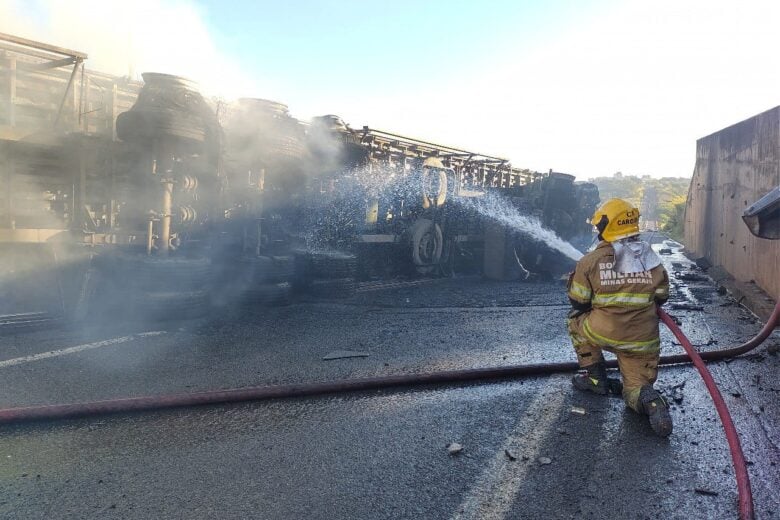 Carreta tomba e pega fogo na BR-050; veja o vídeo