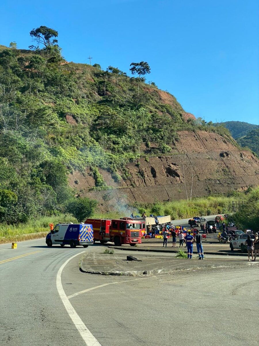 Após tombar na MG-120, carreta carregada com cerveja pega fogo; parte da carga é saqueada