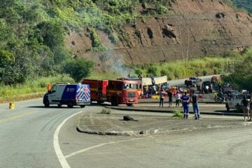 Após tombar na MG-120, carreta carregada com cerveja pega fogo; parte da carga é saqueada