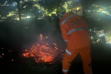 Bombeiros combatem incêndio criminoso no Pico do Amor, em Itabira