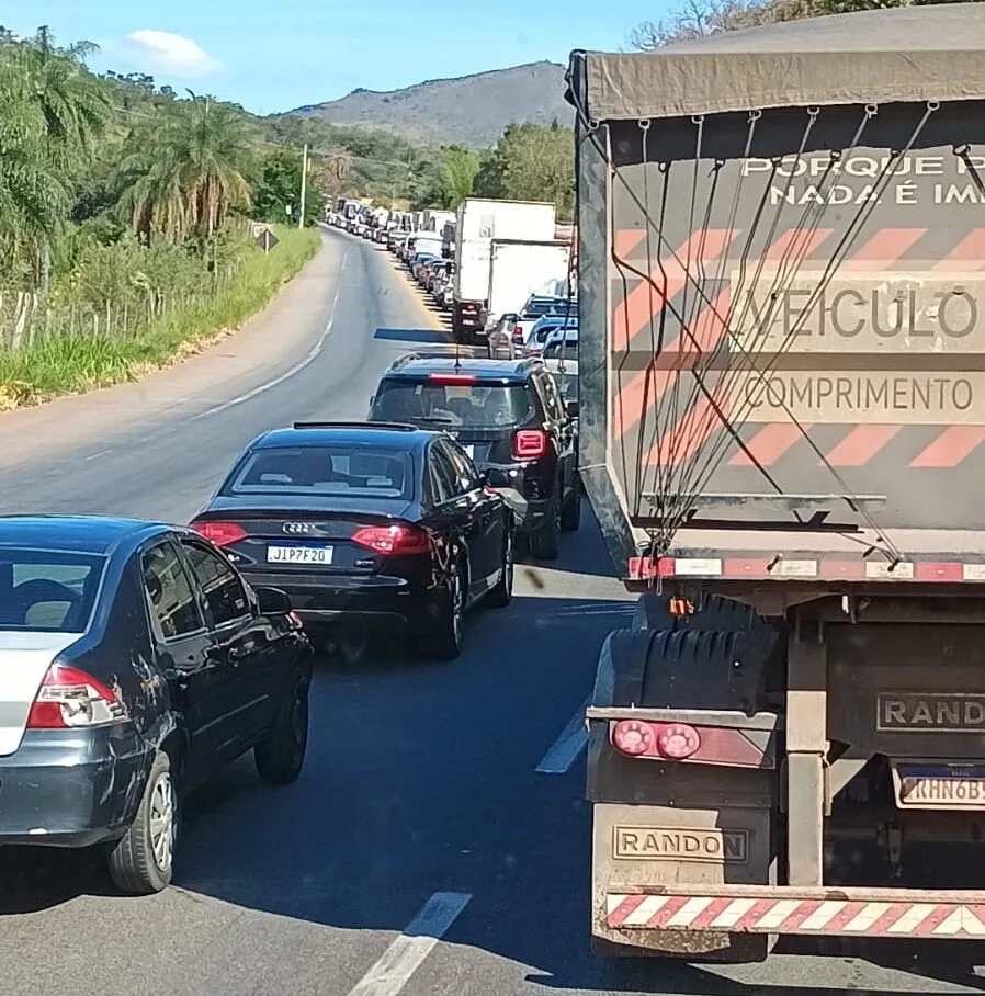 Carreta tem pane mecânica, bate contra barranco e deixa trânsito lento na BR-381