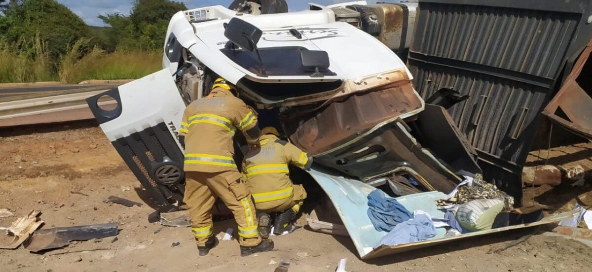 Carreta capota na "curva do sabão" na BR-251, em Grão Mogol; motorista morre preso às ferragens