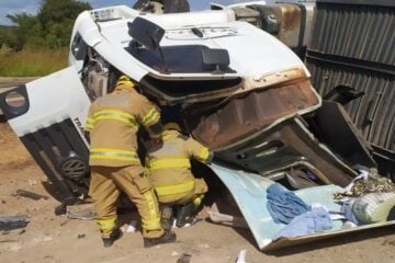 Carreta capota na “curva do sabão” na BR-251, em Grão Mogol; motorista morre preso às ferragens