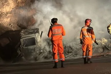 BR-381 segue interditada nos dois sentidos após acidente entre carro e caminhão