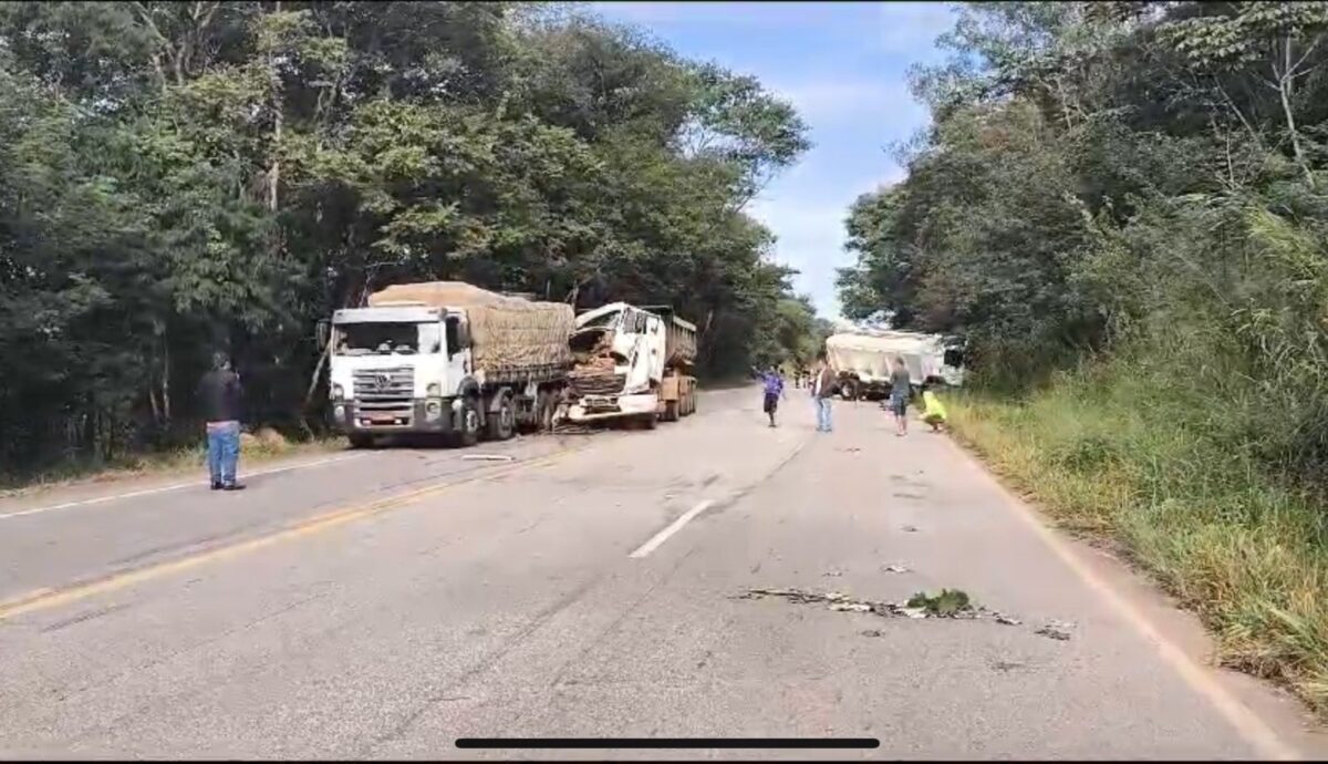 Acidente entre três caminhões e veículo de passeio deixa vítima fatal e interrompe o trânsito na MG-129