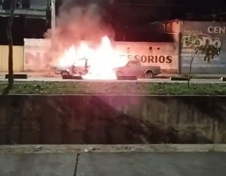 Carros abandonados são incendiados na avenida Cristina Gazire, em Itabira