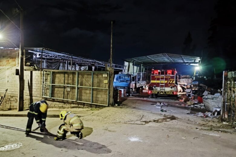 Corpo de Bombeiros controla incêndio em depósito de materiais recicláveis, em Itabira