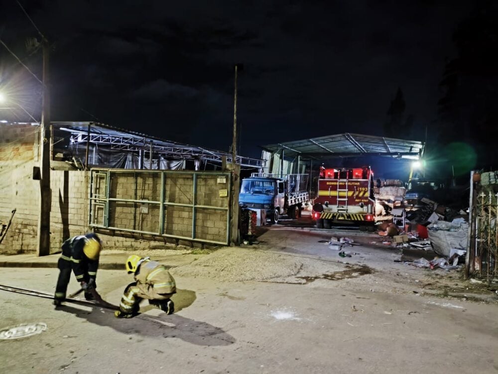 Corpo de Bombeiros controla incêndio em depósito de materiais recicláveis, em Itabira