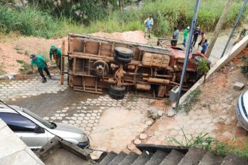 Motorista perde o controle e caminhão tomba no bairro Gabiroba, em Itabira