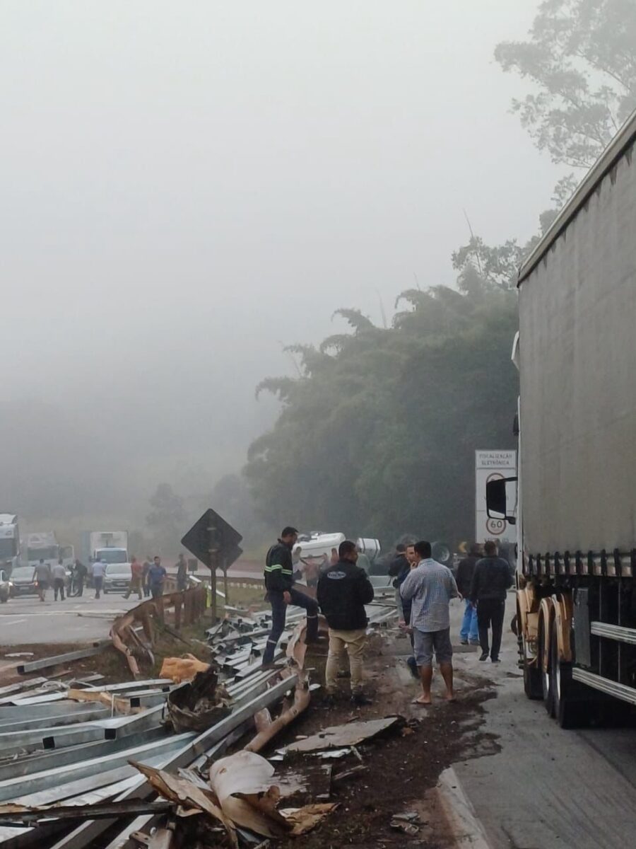 BR-381: acidente com carreta causa congestionamento na rodovia Fernão Dias, em Itatiaiuçu