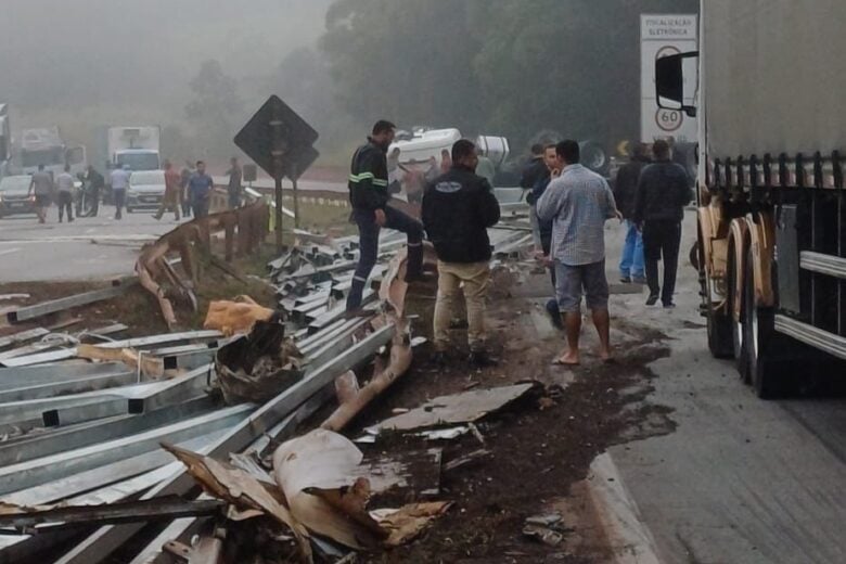 BR-381: acidente com carreta causa congestionamento na rodovia Fernão Dias, em Itatiaiuçu