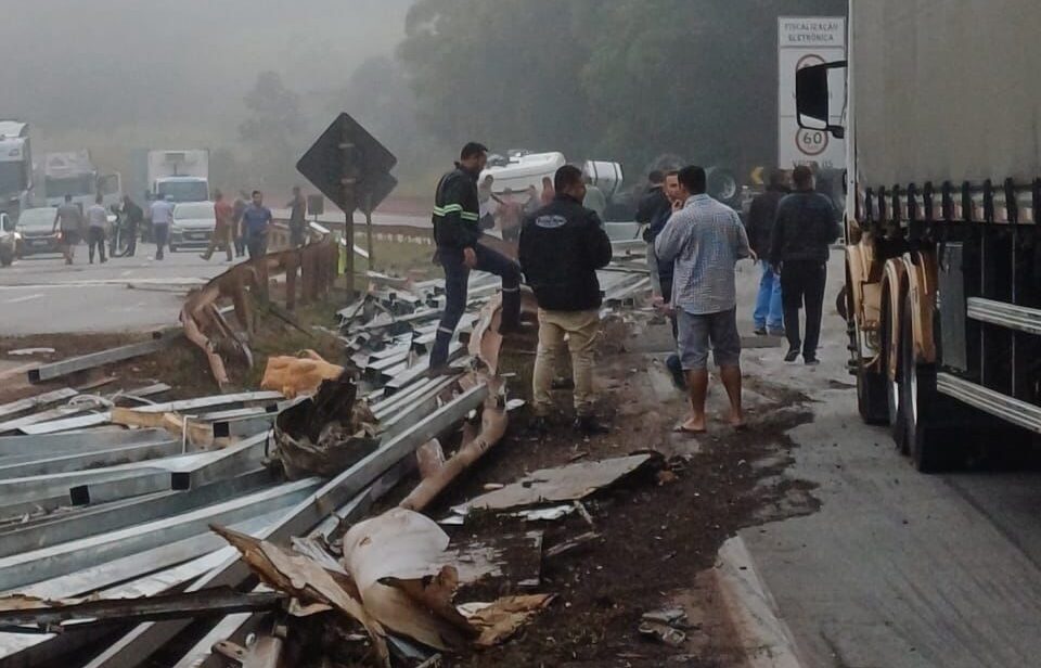 BR-381: acidente com carreta causa congestionamento na rodovia Fernão Dias, em Itatiaiuçu