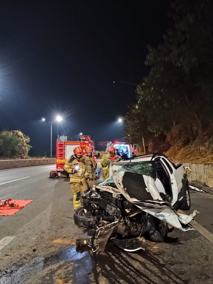 Após capotar carro na MG-010, homem é resgatado em estado grave pelos bombeiros