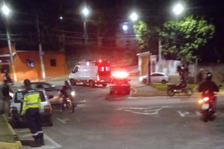 Moto e carro colidem em rotatória da avenida Cristina Gazire, em Itabira