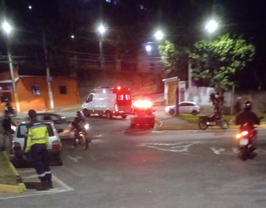 Moto e carro colidem em rotatória da avenida Cristina Gazire, em Itabira