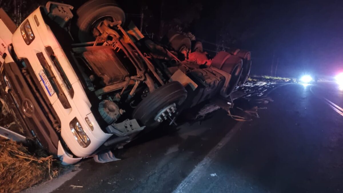 Homem morre após caminhão carregado com madeira tombar na BR-381, em Nova Era