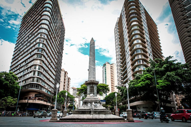 Câmara de BH vai debater instalação de painéis de LED gigantes em prédios da Praça 7