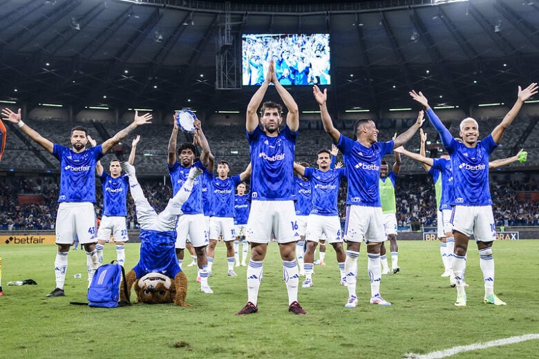 Invicto em casa, Cruzeiro recebe o Athletico-PR pelo Brasileirão; Caraça FM transmite o jogo