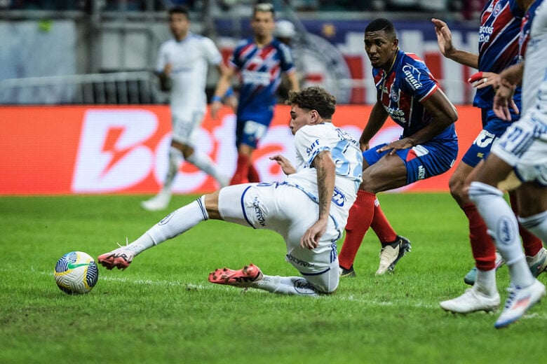 Bahia aproveita expulsão, goleia o Cruzeiro por 4 a 1 e segue 100% em casa no Brasileirão; assista aos melhores momentos