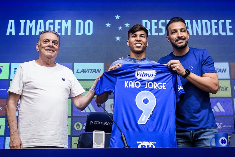 Kaio Jorge é apresentado no Cruzeiro, recebe a camisa 9, e vê pai se emocionar: 'Orgulho'