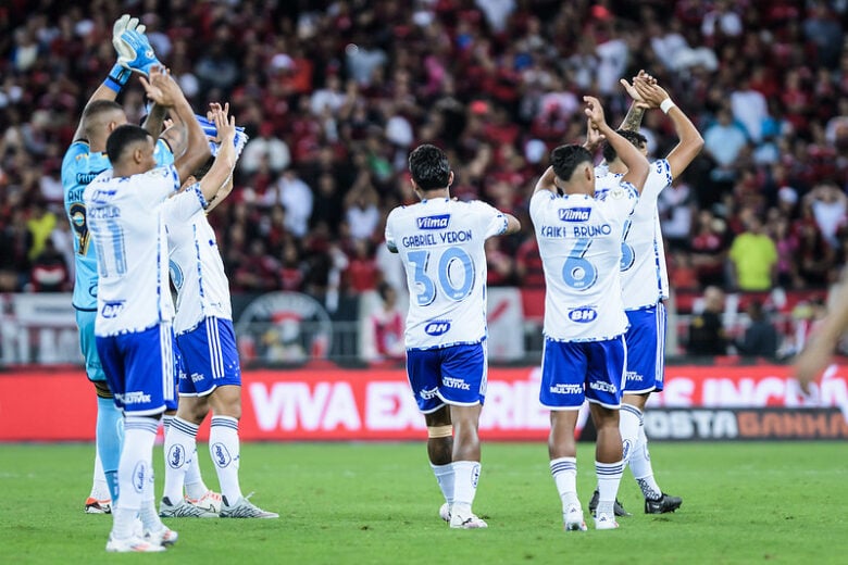 Cruzeiro tenta, mas Flamengo vence e se mantem líder do Brasileirão