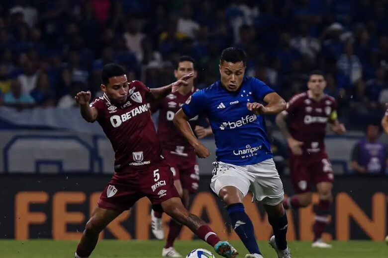 Com retorno de Matheus Pereira, Cruzeiro recebe o Fluminense pelo Brasileirão; Rádio Caraça transmite a partida