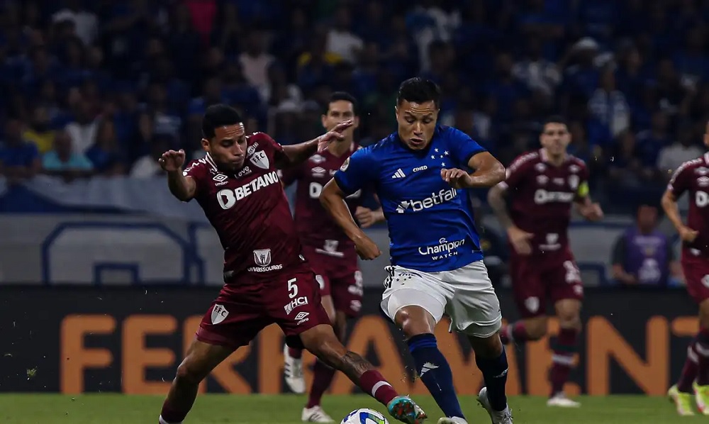 Com retorno de Matheus Pereira, Cruzeiro recebe o Fluminense pelo Brasileião; Rádio Caraça transmite a partida