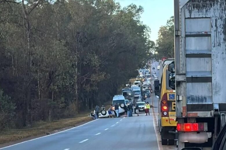 Após bater em cavalo, carro capota na BR-040, em Nova Lima