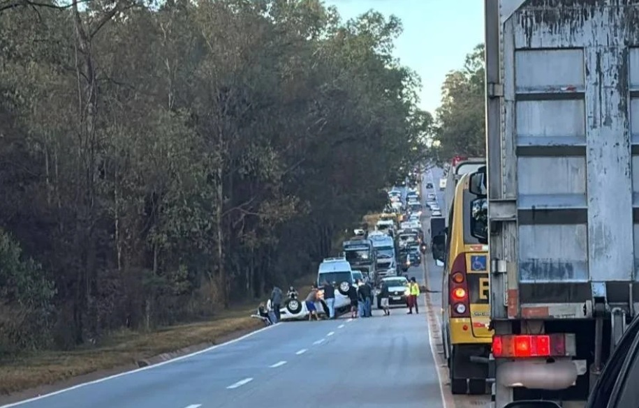 Após bater em cavalo, carro capota na BR-040, em Nova Lima