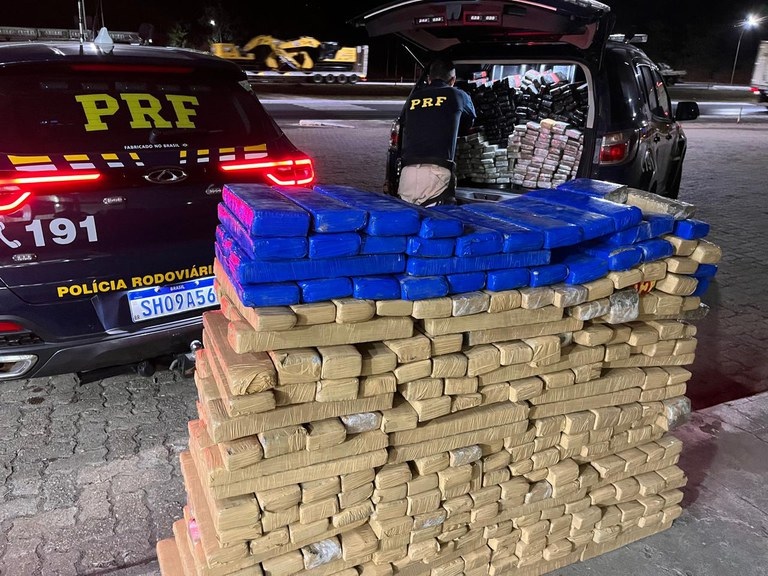 Polícia Rodoviária Federal apreende meia tonelada de maconha após acidente com carreta