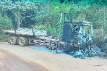 Caminhão que transportava lancha e que foi roubado em Itabira é encontrado incendiado