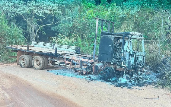 Caminhão que transportava lancha e que foi roubado em Itabira é encontrado incendiado