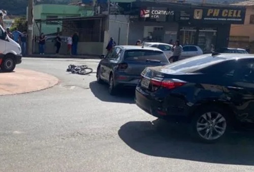 Carro e bicicleta motorizada colidem na Esplanada da Estação