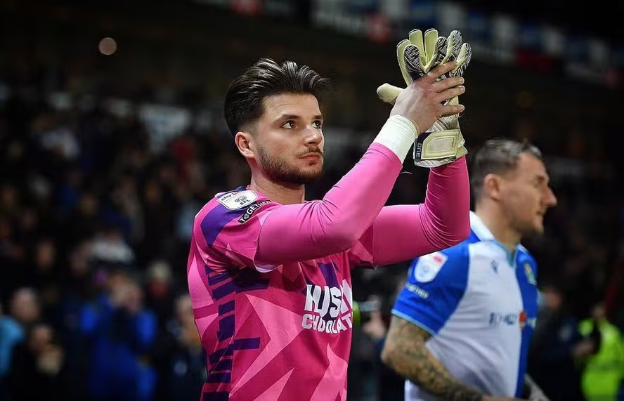 Goleiro Matija Sarkic, da seleção de Montenegro, morre aos 26 anos após sofrer um mal-estar em seu apartamento