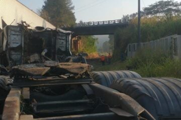 Caminhão cai de ponte e interdita ferrovia da Vale em Nova Era