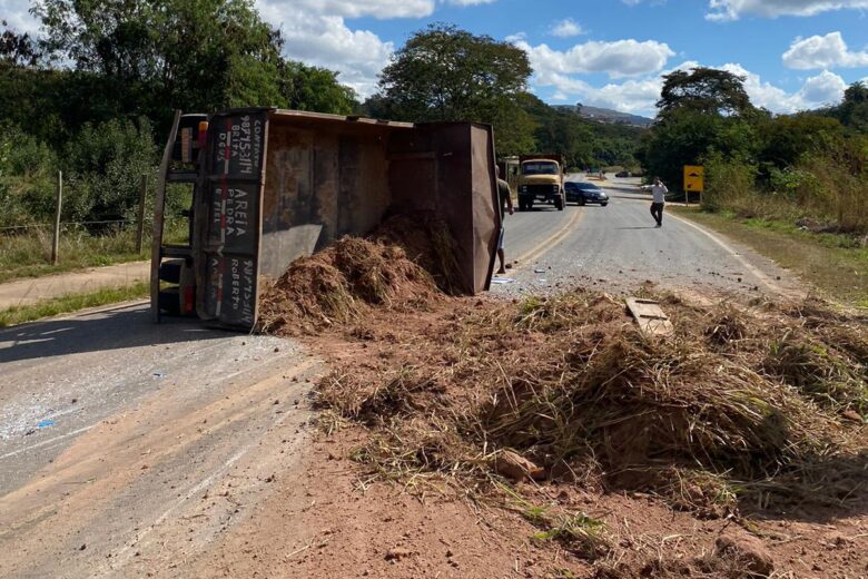 Caminhão tomba na MG-129, próximo ao Laboreaux, em Itabira