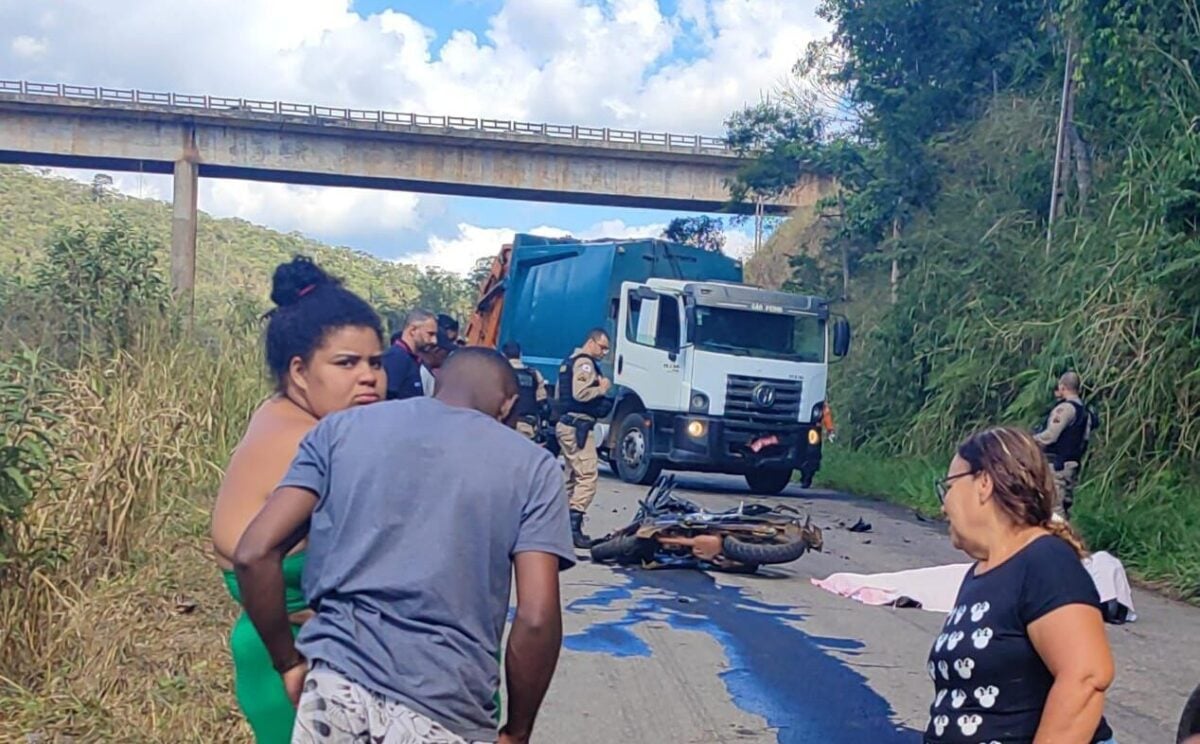 João Monlevade: motociclista morre após colidir contra caminhão de lixo 