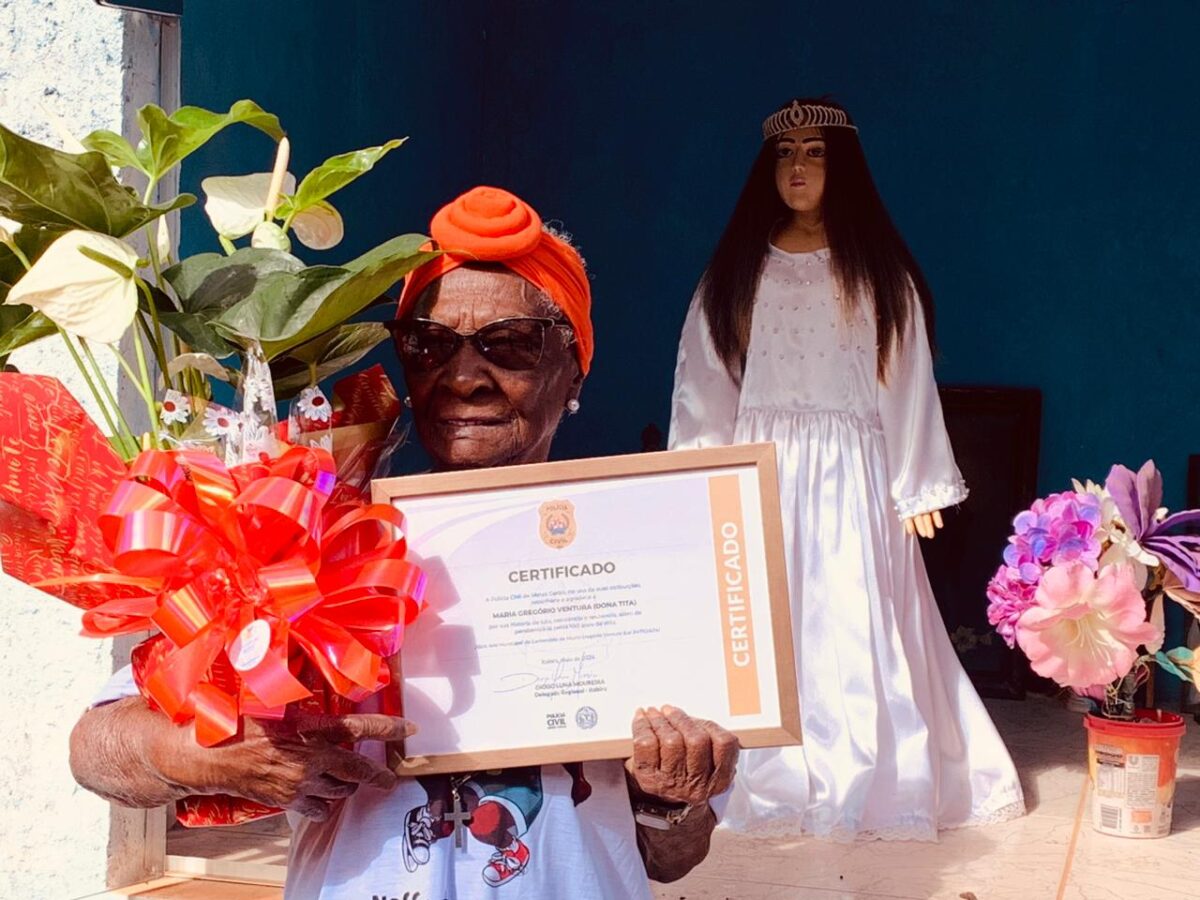 Polícia Civil presta homenagem à Dona Tita, matriarca do Quilombo Morro de Santo Antônio, em Itabira