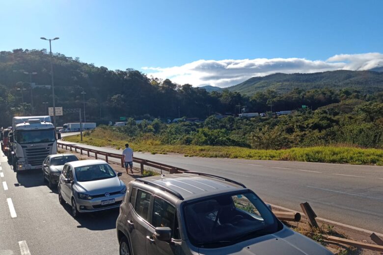 Manhã de sexta-feira é de congestionamento na BR-381, na Região Metropolitana de Belo Horizonte