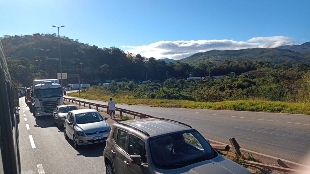 Manhã de sexta-feira é de congestionamento na BR-381, na Região Metropolitana de Belo Horizonte