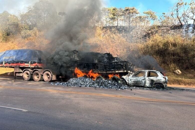 BR-040: acidente entre carro e carreta deixa quatro pessoas feridas