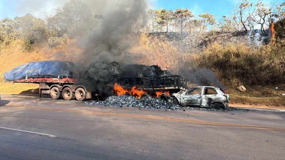 BR-040: acidente entre carro e carreta deixa quatro pessoas feridas