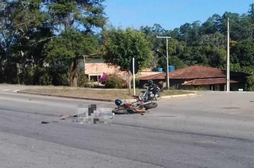 Acidente entre carro e moto deixa uma pessoa morta no trevo de Ipoema