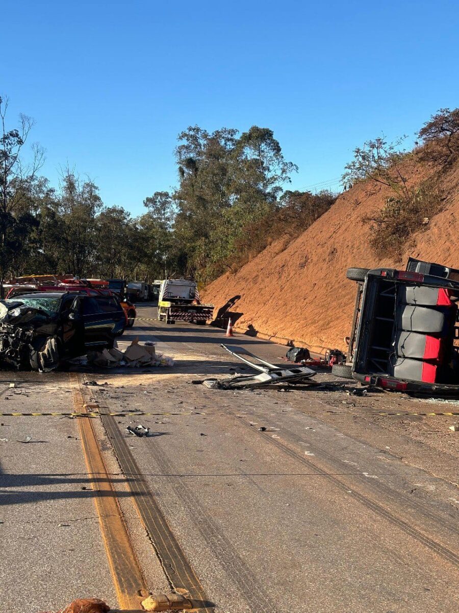 Duas pessoas morreram e cinco ficaram feridas em grave acidente na BR-040, em Itabirito